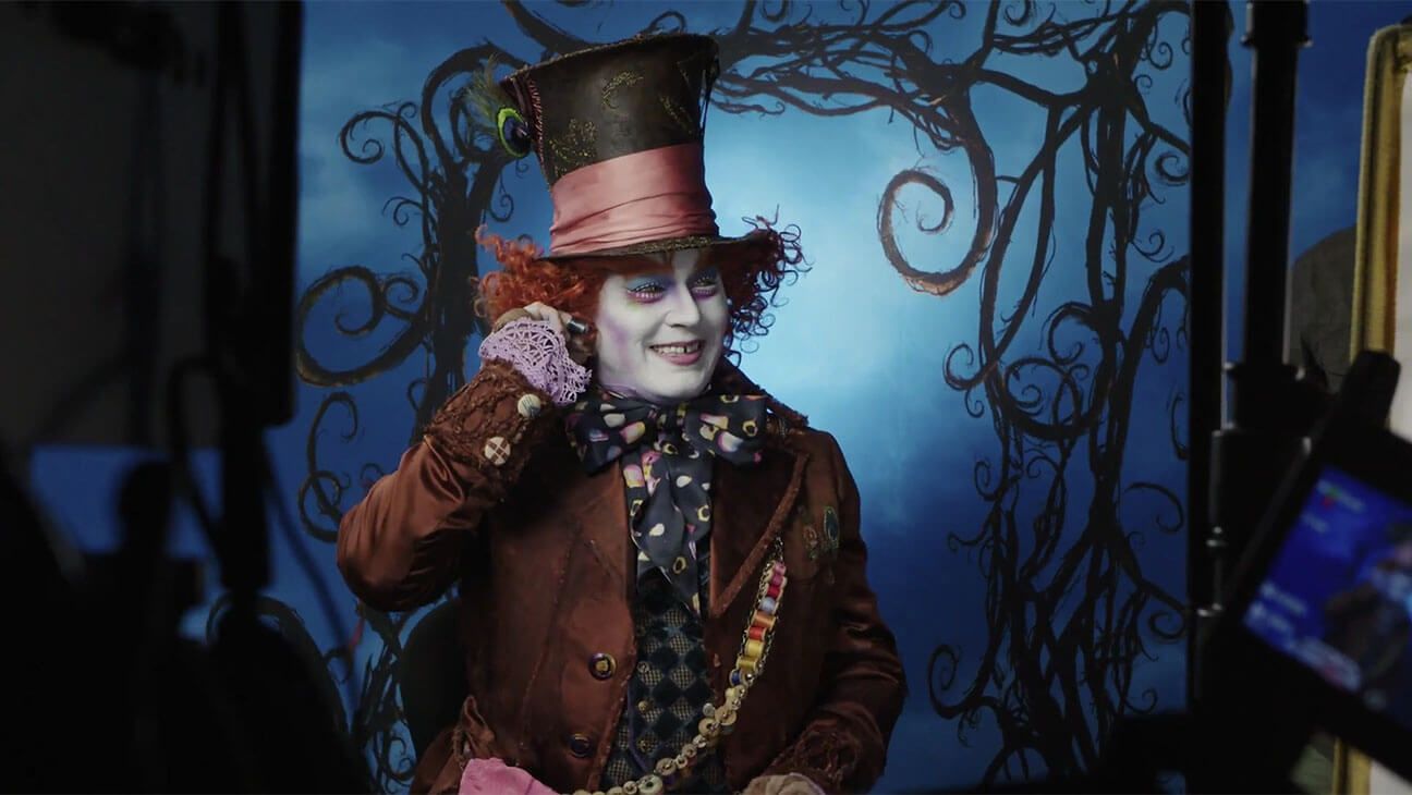 Johnny Depp Pranks Disneyland Visitors As The Mad Hatter VIDEO