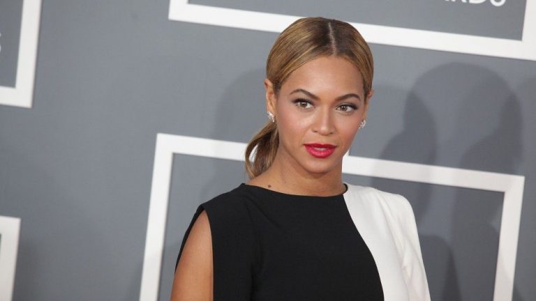 Music World Mourns D’Angelo | Tributes from Beyoncé & More