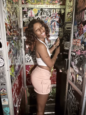 Niashia  Williams - Gallery Image 16