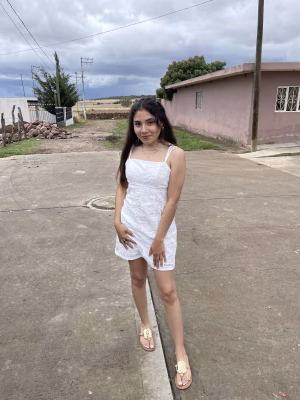 Estefani Flores - Gallery Image 4