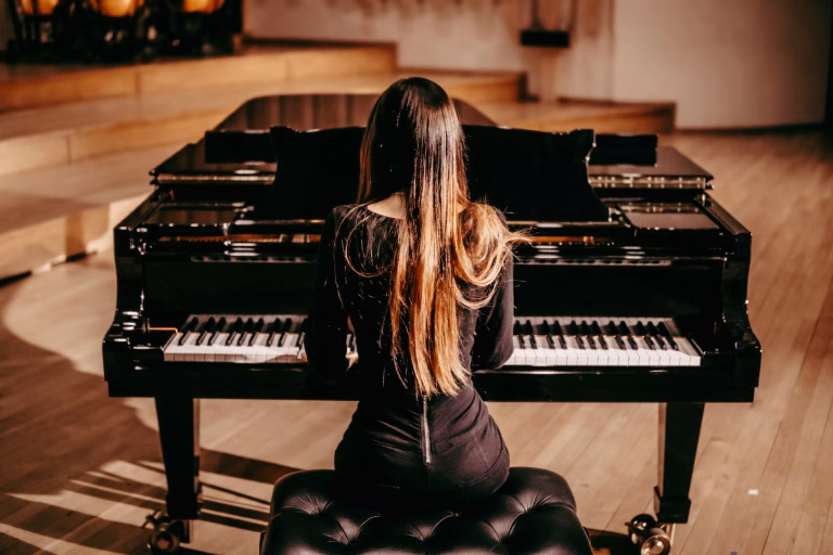 $5,000+ Nationwide Casting Call for Female Pianists for Commercial