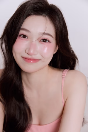 Lucy  Ye - Gallery Image 2