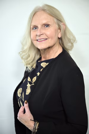 Jennifer Emett - Project Casting Gallery Image 4 Jennifer Emett - Gallery Image 4