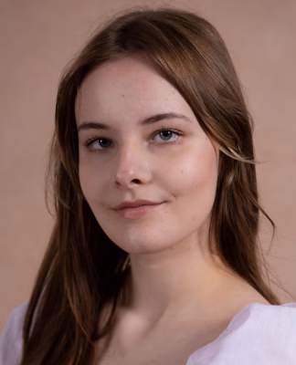 Amber-Headshot-25-EMAIL-03