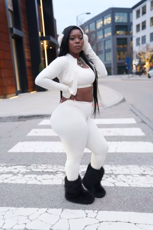 Daviona Charlton - Gallery Image 1