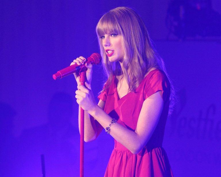 Taylor Swift Endorses Kamala Harris for President