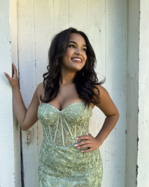 Bella  Reyes - Gallery Image 8