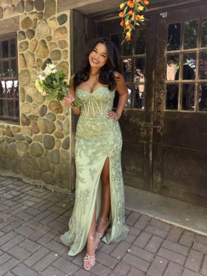 Bella  Reyes - Gallery Image 9