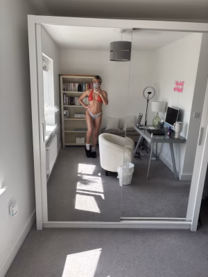 Charlotte  Rettie - Gallery Image 3